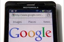 A Motorola phone displays a Google homepage in Washington in this August 15, 2011 file photograph. Motorola Mobility has told employees it plans to slash 20 percent of its workforce and shut down nearly a third of its offices worldwide, the New York Times reported on August 13, 2012. Motorola Mobility's parent Google Inc, which had previously reserved its comments on Motorola's future, has outlined the first steps to turn around the ailing cellphone maker, the newspaper said. REUTERS/Kevin Lamarque/Files (UNITED STATES - Tags: SCIENCE TECHNOLOGY BUSINESS)