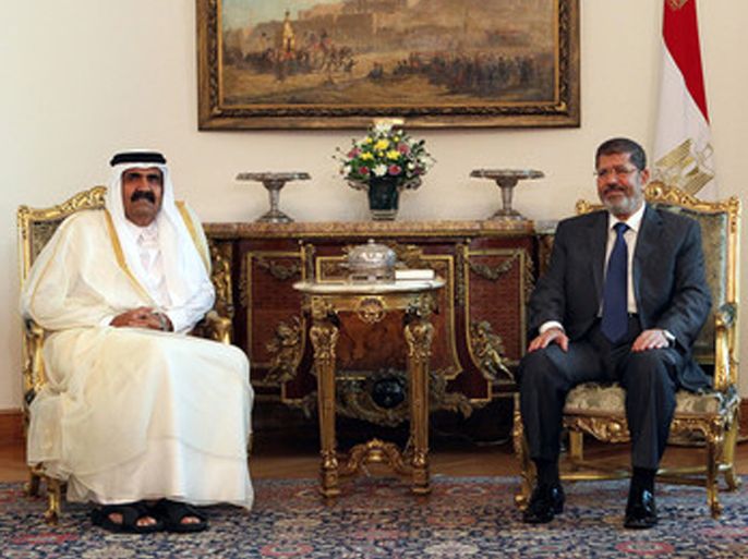 epa03357616 Egyptian President Mohamed Morsi (R) meets with the Emir of Qatar, Sheik Hamad bin Khalifa Al-Thani (L) during their meeting at the presidential palace, in Cairo, Egypt, 11 August 2012. The Emir of Qatar is on official visit in Cairo. EPA/KHALED ELFIQI