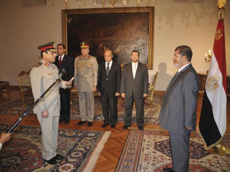 ‪السيسي لدى أدائه القسم أمام مرسي في 12 أغسطس/آب 2012 وزيرا للدفاع‬ (رويترز)