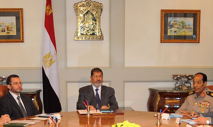 EGYPT : A handout picture released by the Egyptian presidency shows Egyptian President Mohamed Morsi (C), Prime Minister Hisham Qandil (2nd-L), Defence Minister and field Marshal Hussein Tantawi (R) and Foreign Minister Mohammed Kamel Amr(L) attending a cabinet meeting at the presidential palace in Cairo on August 8, 2012. AFP PHOTO/HO/EGYPTIAN PRESIDENCY