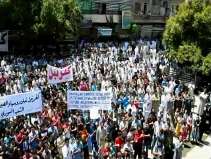 مظاهرة في كفرنبل تندد بقصف المدن (الجزيرة-أرشيف)