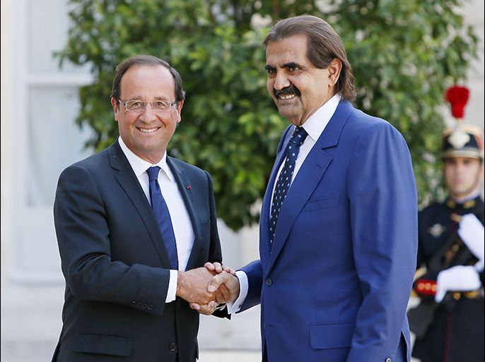afp : French President Francois Hollande (L) shekes hands with the Emir of Qatar, Sheikh Hamad Ben Khalifa Al-Thani, before a meeting about Syrian crisis at the Elysee Palace in Paris, on August 22, 2012.  AFP PHOTO KENZO TRIBOUILLARD