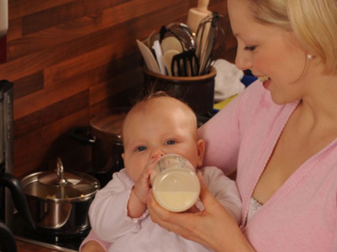 الأسبوع الرابع الأنسب لتعويد الأطفال على زجاجة الرضاعة