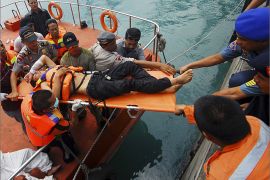 A rescue team evacuates an injured asylum seeker at Indahkiat harbour in Indonesia's Banten province August 31, 2012. According to the Banten police, Indonesian rescue workers have evacuated 54 survivors and recovered one body after a boat carrying asylum seekers disappeared in the Sunda Strait while heading to Australia on Wednesday. REUTERS/Stringer (INDONESIA - Tags: DISASTER POLITICS)