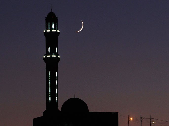 epa03313814 The crescent moon is seen above a minaret of a Jordanian mosques at sunset in Amman, Jordan, 21 July 2012, on the second day of the holy month of Ramadan. Ramadan is the ninth month of the Islamic calendar, during which Muslims across the world abstain from eating