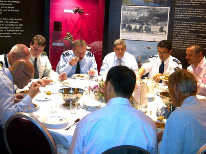 جوانب من الحضور في افطار رمضان - الجيش الهولندي يقيم افطار رمضان - نصر الدين الدجبي - أمستردام