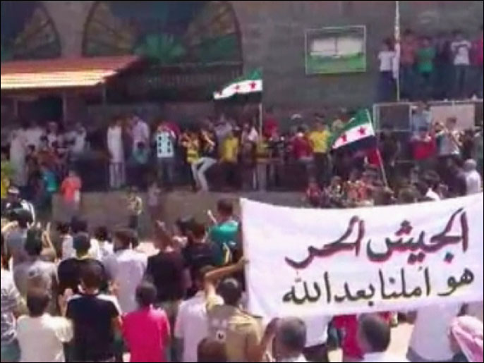 ‪المتظاهرون يرفعون شعارات تدعم الجيش الحر‬ (الجزيرة)