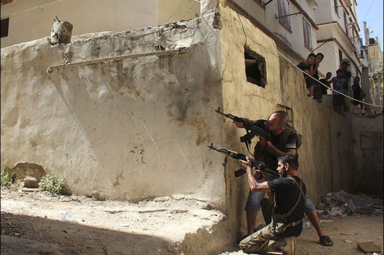 r : Sunni Muslim gunmen aim their rifles from the Sunni Muslim-dominant neighbourhood of Bab al-Tebbaneh in Tripoli, northern Lebanon, during clashes between Sunni Muslims and Alawites August 22, 2012. The death toll from fighting between Sunni Muslims and Alawites in Tripoli climbed to at least 10 overnight, medical sources said on Wednesday, in clashes that the city's residents described as some of the heaviest since Lebanon's civil war. REUTERS/Stringer (LEBANON - Tags: POLITICS CIVIL UNREST)