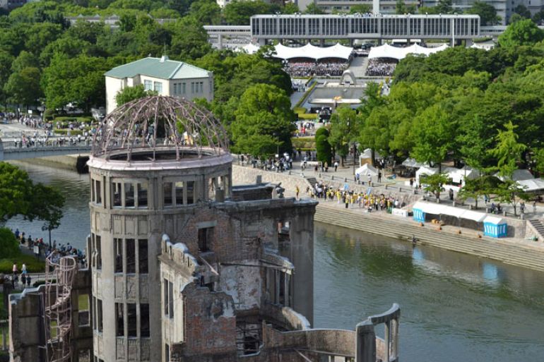 Hirosima (Hiroshima), JAPAN : The 67th memorial service for atomic bomb victims is held at the Peace Memorail Park behind the atomic bomb dome (L) in Hiroshima in western Japan on August 6, 2012. Tens of thousands of people marked the anniversary of the atomic bombing of Hiroshima, as a rising tide of anti-nuclear sentiment swells in post-Fukushima Japan. JAPAN OUT AFP PHOTO / JIJI PRESS