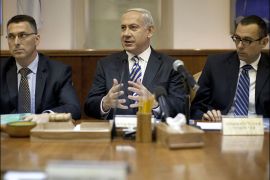 r : Israel's Prime Minister Benjamin Netanyahu (C) attends the weekly cabinet meeting in Jerusalem August 26, 2012. REUTERS/Uriel Sinai/Pool (JERUSALEM - Tags: POLITICS)