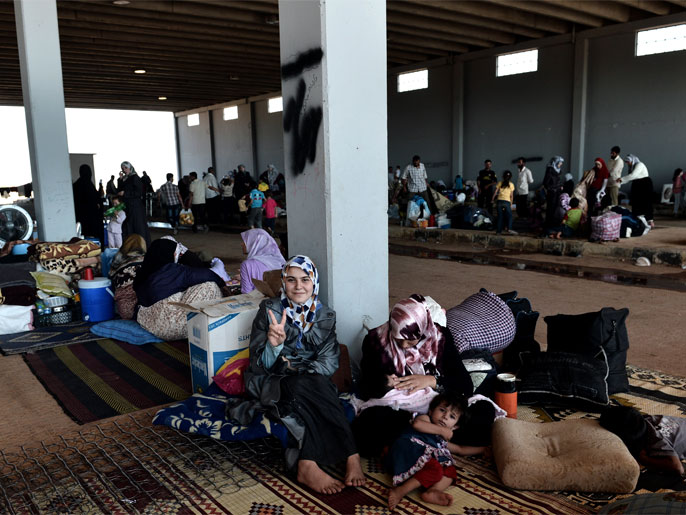 عائلات سورية نازحة تتجمع قرب الحدود مع تركيا (الفرنسية-أرشيف)