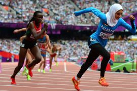 Palestinian Woroud Sawalha (R) and Kenya's Cherono Koech compete in the women's 800m heats at the athletics event of the London 2012 Olympic Games on August 8, 2012 in London. AFP PHOTO / OLIVIER MORIN