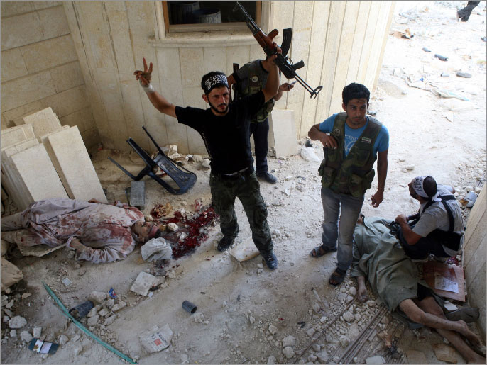 مقاتلو الجيش الحر أسقطوا طائرة بريف حلب وسيطروا على كتيبه بالرستن (الفرنسية-أرشيف)