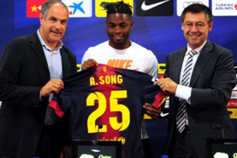 Barcelona new signing Cameroonian midfielder Alex Song (C) poses with former Spanish football player Andoni Zubizarreta (L) and Barcelona's deputy sporting director Josep Maria Bertomeu (R) on August 21, 2012 at the Camp Nou stadium in Barcelona. Song is the latest star player to leave the Emirates Stadium after Barcelona agreed to pay 15 million pounds (19 million euros) for Song, who will have a release clause of 80 million euros inserted in his contract. AFP PHOTO/LLUIS GENE.