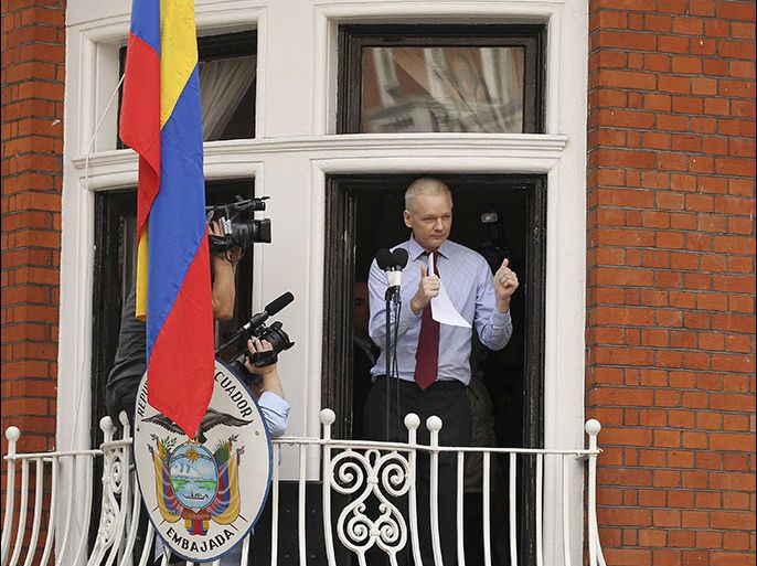 WikiLeaks founder Julian Assange gives the thumbs up sign after speaking to the media outside the Ecuador embassy in west London on August 19, 2012. Assange used the balcony of Ecuador's London embassy on Sunday to berate the United States for threatening freedom of expression and called on U.S. President Barack Obama to end what he called a witch-hunt against WikiLeaks. REUTERS/Olivia Harris (BRITAIN - Tags: POLITICS CRIME LAW MEDIA)