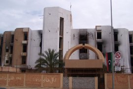 مقر جهاز الأمن الداخلي سابقا في بنغازي،والتعليق كالتالي: مسؤول أمني ليبي يبرر استهداف أفراد الأمن الداخلي سابقا ( الجزيرة نت- أرشيف)