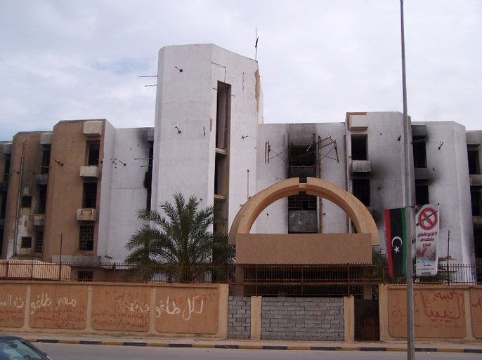 مقر جهاز الأمن الداخلي سابقا في بنغازي،والتعليق كالتالي: مسؤول أمني ليبي يبرر استهداف أفراد الأمن الداخلي سابقا ( الجزيرة نت- أرشيف)