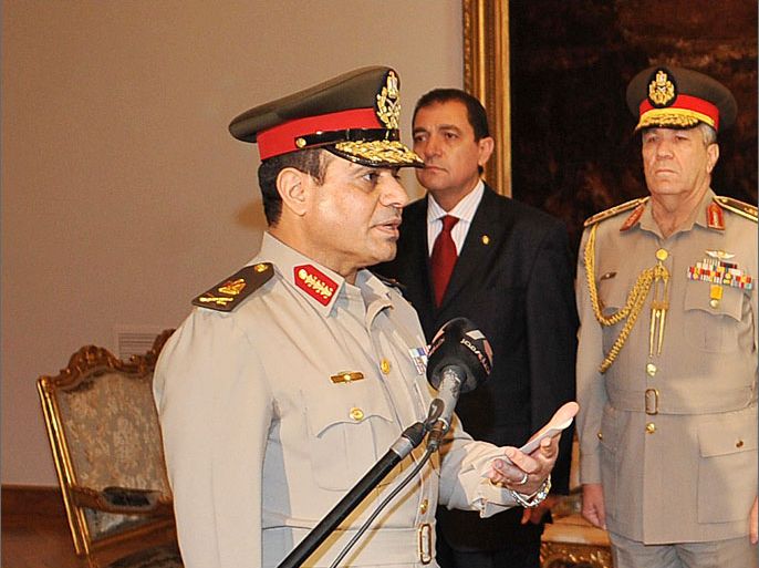 EGYPT : This handout picture made available by the Egyptian presidency show President Mohammed Morsi (R) swearing in Egypt's new minister of defence, Abdel Fattah al-Sissi (L), at the presidential palace in Cairo on August 12, 2012. Egypt's Islamist president also ordered the surprise retirement of his powerful defence minister and scrapped a constitutional document which handed sweeping powers to the military. AFP PHOTO/HO/EGYPTIAN PRESIDENCY == RESTRICTED TO EDITORIAL USE - MANDATORY CREDIT "AFP PHOTO/EGYPTIAN PRESIDENCY" - NO MARKETING NO ADVERTISING CAMPAIGNS - DISTRIBUTED AS A SERVICE TO CLIENTS
