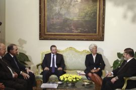 Egypt's President Mohamed Mursi (R), Prime Minister Hisham Kandil (C), Finance Minister Mumtaz al-Saeed (L) and Governor of Egypt's Central Bank (CBE) Farouk El-Okdah (2nd L) meet with IMF Managing Director Christine Lagarde at the Presidential Palace in Cairo, August 22, 2012. Egypt has formally requested a $4.8 billion loan from the International Monetary Fund, presidential spokesman Yasser Ali said on Wednesday during a visit to Cairo by IMF chief Lagarde. REUTERS/Amr Abdallah Dalsh (EGYPT - Tags: POLITICS BUSINESS)