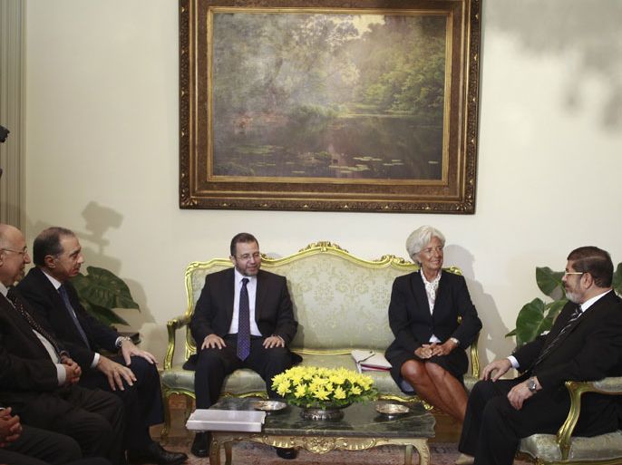 Egypt's President Mohamed Mursi (R), Prime Minister Hisham Kandil (C), Finance Minister Mumtaz al-Saeed (L) and Governor of Egypt's Central Bank (CBE) Farouk El-Okdah (2nd L) meet with IMF Managing Director Christine Lagarde at the Presidential Palace in Cairo, August 22, 2012. Egypt has formally requested a $4.8 billion loan from the International Monetary Fund, presidential spokesman Yasser Ali said on Wednesday during a visit to Cairo by IMF chief Lagarde. REUTERS/Amr Abdallah Dalsh (EGYPT - Tags: POLITICS BUSINESS)