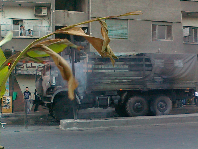 ‪عربة عسكرية نظامية دمرها الجيش الحر في اشتباكات سابقة بحي جوبر في دمشق‬ (الفرنسية)