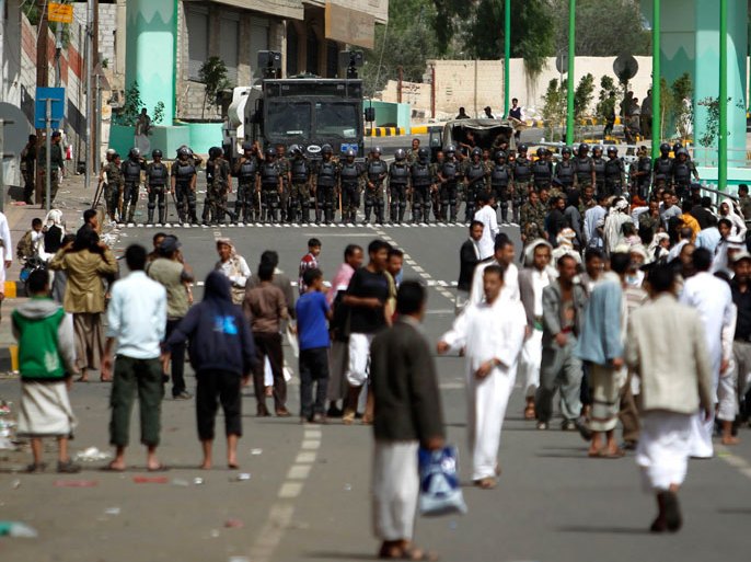 Riot policemen stand in line blocking a road leading to the U.S. embassy in Sanaa September 21, 2012. Protesters demonstrated in Sanaa on Friday against an anti-Islam film made in the U.S. mocking the Prophet Mohammad. REUTERS/Khaled Abdullah (YEMEN - Tags: POLITICS CIVIL UNREST RELIGION)