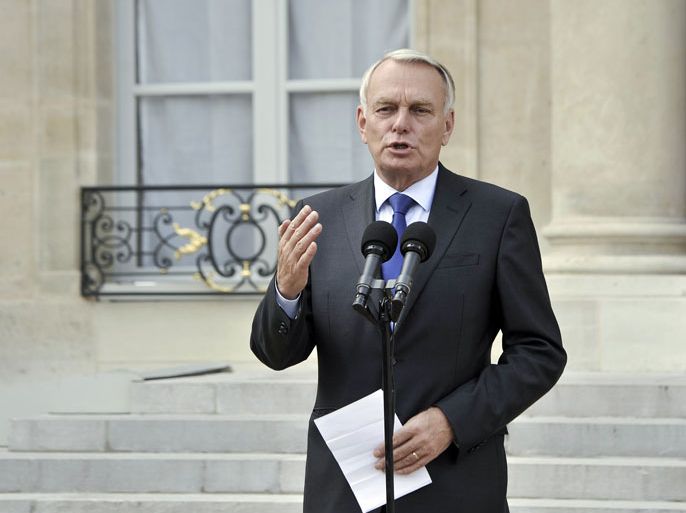 epa03413399 French Prime Minister, Jean-Marc Ayrault speaks to the press in front of the Elysee Palace entrance after the budget for France was discussed during a cabinet meeting in Paris, France, 28 September 2012. EPA/ETIENNE LAURENT