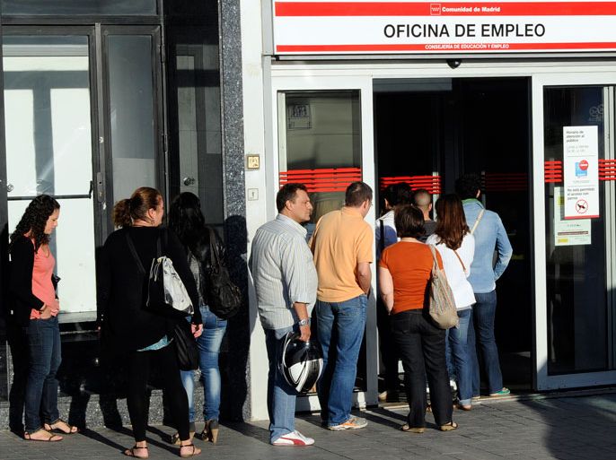 People wait in line at a government employment office in the center of Madrid on September 04, 2012. Spain's jobless queue grew to 4.63 million people in August, the government said, grim news for an economy suffering nearly 25-percent unemployment. AFP PHOTO/DOMINIQUE FAGET