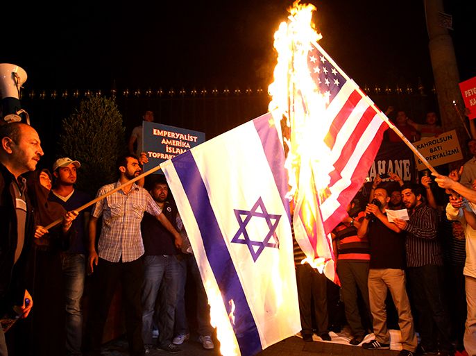 epa03398113 Turkish demostrators burn an Israeli and an US flag during a protest against an anti-Islam video in Istanbul, Turkey 14 September 2012. Turkish Prime Minister Recep Tayyip Erdogan called on the Muslim world show restraint in the face of an anti-Islam film blamed for sparking violent protests in Egypt and deadly attacks against US diplomats in Libya. EPA