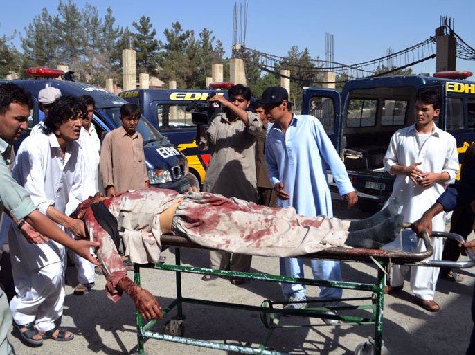 PAK304 - Quetta, -, PAKISTAN : A wounded victim is brought into a hospital after gunmen opened fire on Shiite Muslims in Quetta on September 1, 2012.