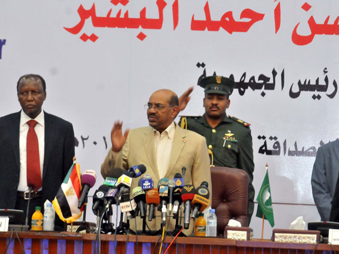 الرئيس السوداني عمر البشير يلقي كلمته في المؤتمر (الجزيرة نت)
