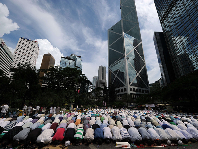 ‪مسلمون في هونغ كونغ يصلون قبل بدء التظاهرة ضد الفيلم المسئ‬ (الفرنسية) 