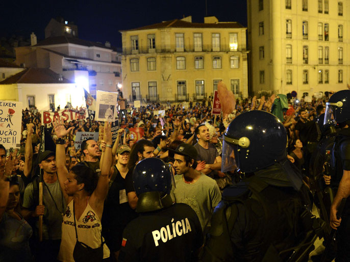 ‪‬ الشرطة تحاول احتواء المحتجين أمام مقر البرلمان بلشبونة(الفرنسية)