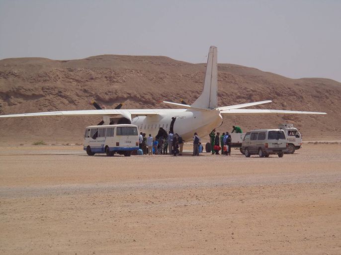 إحدى طائرات نقل الركاب بين الأقاليم الصومالية في بندر قاسم ببوصاصو