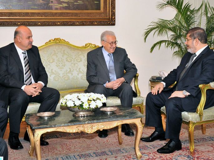 epa03392556 A handout photo released by the Egyptian Presidency shows Egyptian President Mohamed Morsi (R) meeting with UN and Arab League peace envoy for Syria Lakhdar Brahimi (C) in the presence of Egyptian Vice President Mahmoud Mekki (L), in Cairo Egypt, 10 September 2012. Syria peace envoy Lakhdar Brahimi said his first official trip to the region will include a visit to Damascus. Brahimi met with Egyptian officials and Arab League chief on his first official trip to the region. EPA/EGYPTIAN PRESIDENCY/HANDOUT HANDOUT EDITORIAL USE ONLY/NO SALES
