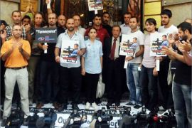 المشاركون في الوقفة التضامنية - : مظاهرة للمطالبة بإطلاق سراح المصور التركي المفقود داخل سوريا
