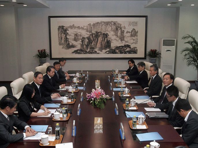 Japan's Vice Foreign Minister Chikao Kawai (3rd R) looks on during his meeting with his Chinese counterpart Zhang Zhijun (3rd L) in Beijing on September 25, 2012. Japan's top foreign affairs bureaucrat is in China for a two-day visit, in a move aimed at cooling the diplomatic temperature in a fiery territorial dispute over a group of islets known as Senkaku in Japan and Diaoyu in China, officials said. AFP PHOTO / POOL / Lintao Zhang