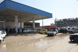 ازدحام على احدى محطات تعبئة الوقود في مدينة خانيونس جنوب القطاع.