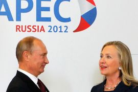 -, RUSSIAN FEDERATION : US Secretary of State Hillary Clinton (R) speaks with Russia's President Vladimir Putin during the arrival ceremony for the Asian-Pacific Economic Cooperation (APEC) Summit in Vladivostok on September 8, 2012. AFP PHOTO/RIA NOVOSTI/POOL/MIKHAIL KLIMENTYEV