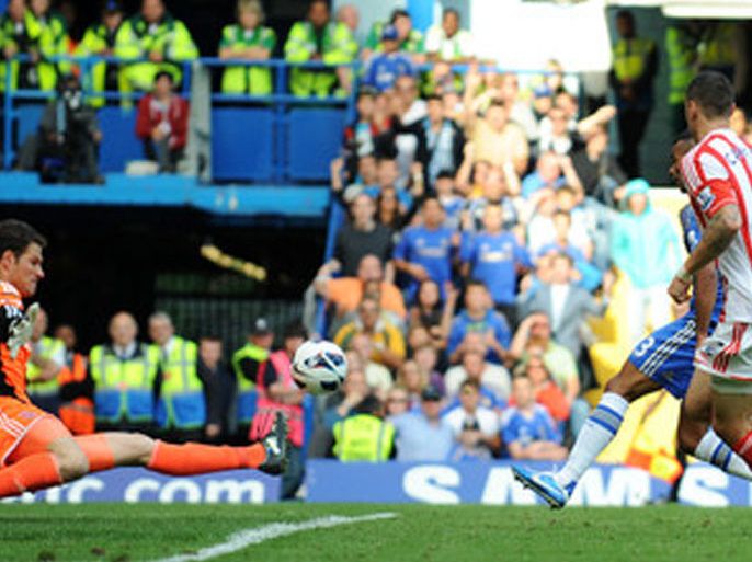 Chelsea's Ashley Cole (R) scores the winner for Chelsea against Stoke City during an English Premier League soccer match at Stamford Bridge in London, Britain, 22 September 2012.