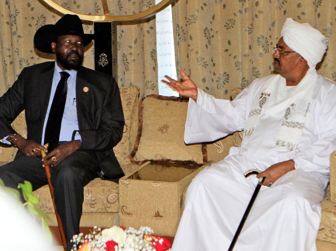 epa03406848 (FILE) A file photo dated 08 October 2011 shows Sudanese president Omar Al-Bashir (R) as he speaks with the President of South Sudan, Salva Kiir Mayardit (L), in Khartoum, Sudan. The African Union (AU) has urged Sudan and its seceded neighbour South Sudan on 22 September 2012 to reach a final deal on all remaining areas of dispute at a summit to take place in the Ethiopian capital Addis Ababa on 23 September 2012. The meeting between Sudan's president Omar al-Bashir and his South Sudanese counterpart Salva Kiir comes a day after the expiration of a United Nations Security Council deadline for the conclusion of negotiations. The UN has threatened non-military sanctions should a deal not be reached. The two countries came close to war in April when they fought over the oil-rich Abyei region, which lies along their shared border. EPA/ASHRAF SHAZLY