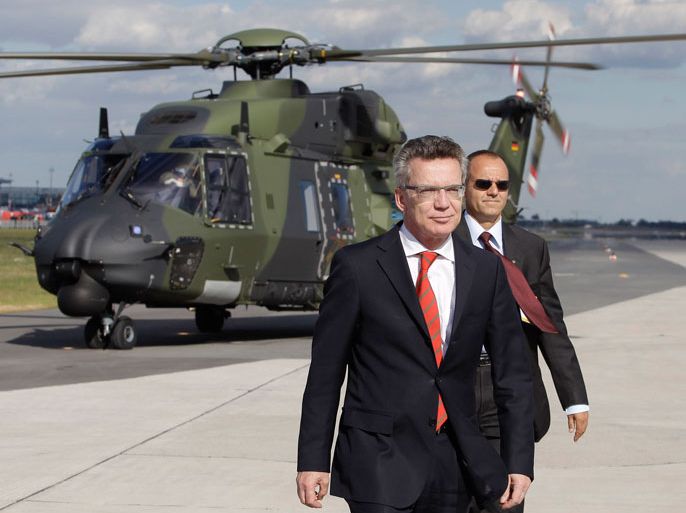 German Defence Minister Thomas de Maiziere arrives to visit soldiers of the German armed forces Bundeswehr at the ILA Berlin Air Show in Selchow near Schoenefeld south of Berlin, September 13, 2012 REUTERS/Tobias Schwarz (GERMANY - Tags: TRANSPORT MILITARY POLITICS)