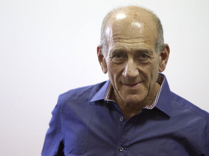 Former Israeli prime minister Ehud Olmert attends the sentence hearing in a corruption case, at Jerusalem's District Court, on September 24, 2012. A Jerusalem court handed former Israeli prime minister Ehud Olmert a $19,000 fine and a suspended jail sentence for graft, meaning he will serve no jail time, Israeli media reported. AFP PHOTO/POOL/SEBASTIAN SCHEINER