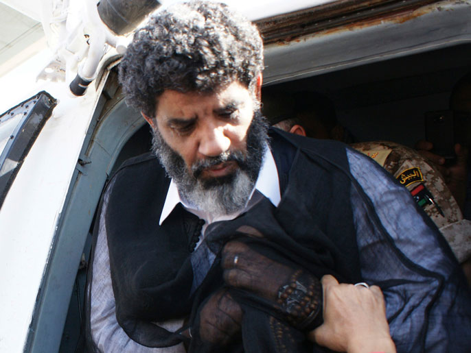 ‪السنوسي لدى وصوله الأراضي الليبية بعد اعتقاله في موريتانيا‬ (رويترز)