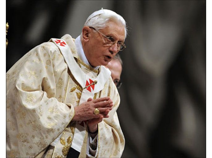 afp - pope benedict xvi celebrates christmas night holy mass at st. peter's basilica at the vatican, on december 24, 2008 afp photo/ filippo monteforte (الفرنسية)