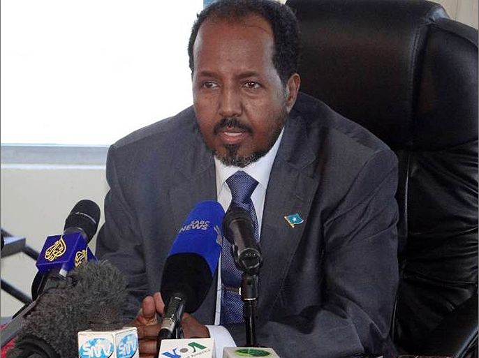 الرئيس الصومالي الجديد حسن الشيخ محمود يتحدث للصحافة أثناء وقوع الحادث التفجيري