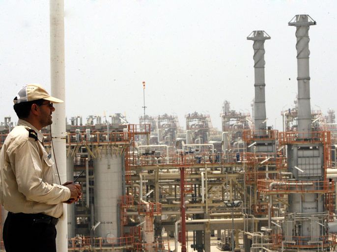 epa02253917 A worker looks at the South Pars gas field in the southern port of Assaluyeh, Iran, on 19 July 2010. Iran's elite Revolutionary Guards will not be involved in developing Tehran's part of the world's largest gas field, said a senior gas official. EPA/ABEDIN TAHERKENAREH
