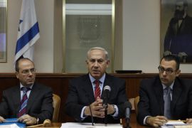 Israel's Prime Minister Benjamin Netanyahu (C) attends the weekly cabinet meeting in Jerusalem, 02 September 2012.