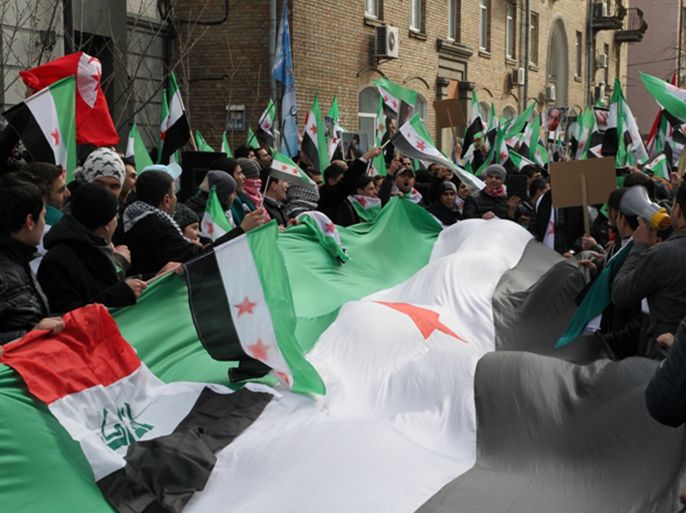 الاستبشار بالنصر من قبل أحد السوريين خلال تظاهرة سابقة للمناوئين للأسد - سبق إرسالها.JPG