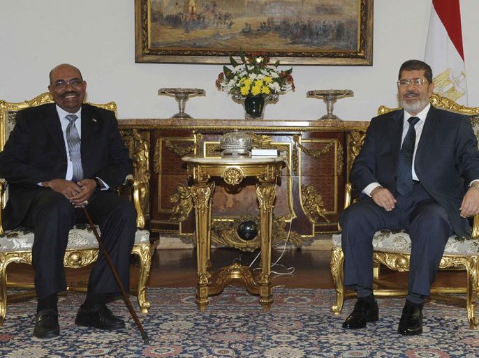 Egyptian President Mohammed Morsi (R) meets with his Sudanese counterpart Omar al-Bashir at the Presidential Palace in Cairo September 16, 2012. REUTERS/Egyptian Presidency/Handout (EGYPT - Tags: POLITICS ELECTIONS) FOR EDITORIAL USE ONLY. NOT FOR SALE FOR MARKETING OR ADVERTISING CAMPAIGNS. THIS IMAGE HAS BEEN SUPPLIED BY A THIRD PARTY. IT IS DISTRIBUTED, EXACTLY AS RECEIVED BY REUTERS, AS A SERVICE TO CLIENTS